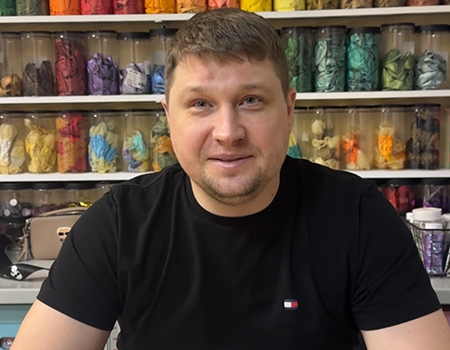 Следит, чтобы праздник приехал вовремя